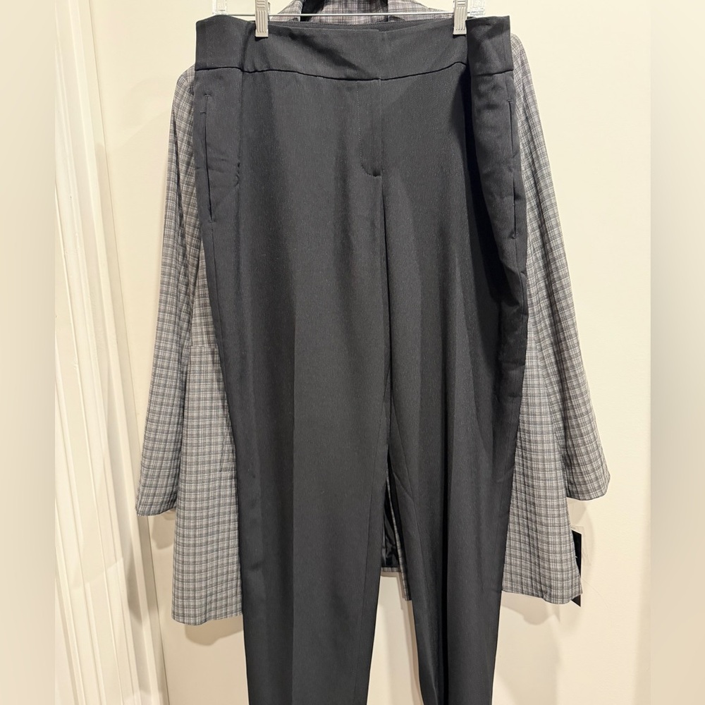 Le Suit Women's Blazer and pants. Jacket- Gray/Black Plaid and Black pants. - Picture 4 of 10